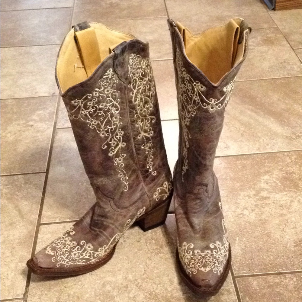 Corral Vintage embroidered cowboy boots, Size 8.5